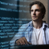 pessoa-trabalhando-html-no-computador (1)