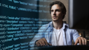 pessoa-trabalhando-html-no-computador (1)